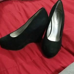 Size 6 wedge heels black